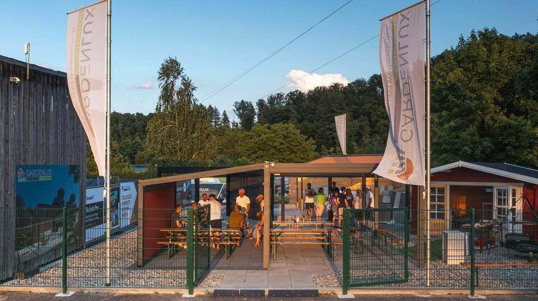 Besucher in der Ausstellung am Abend