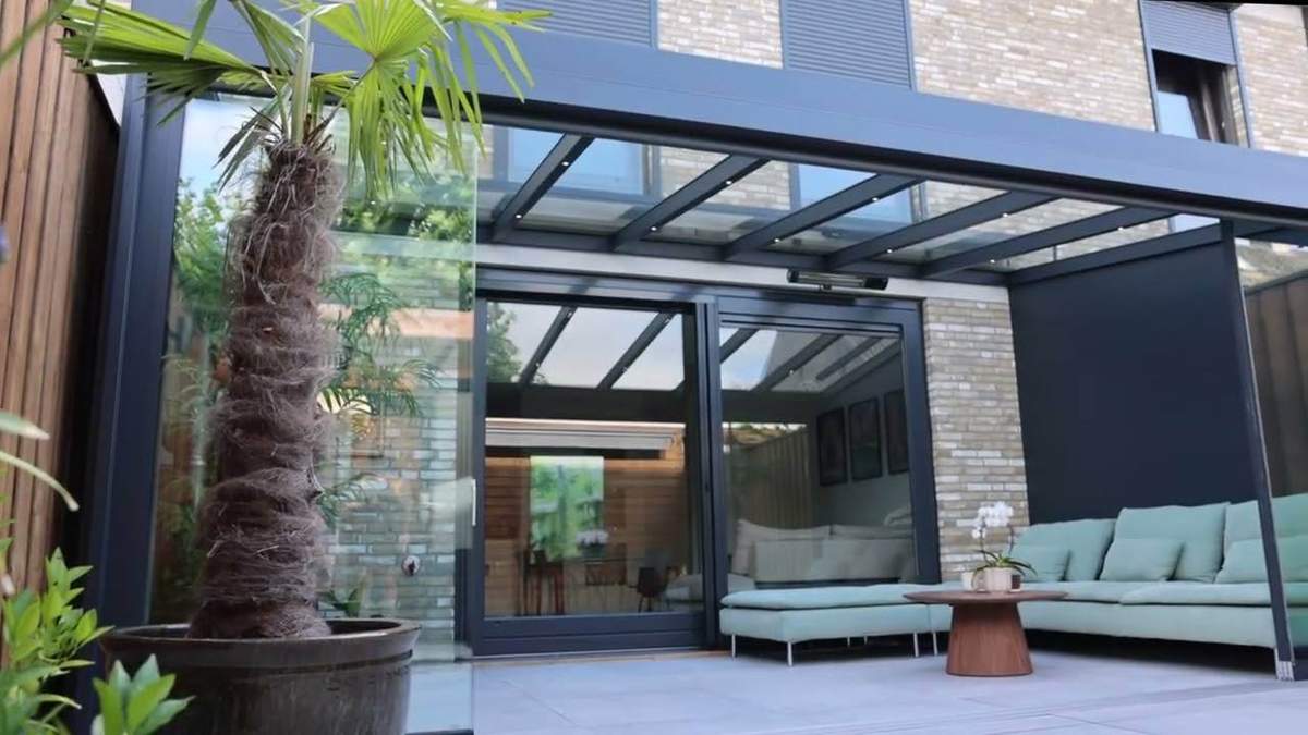 Terrassenüberdachung mit Glasschiebewänden