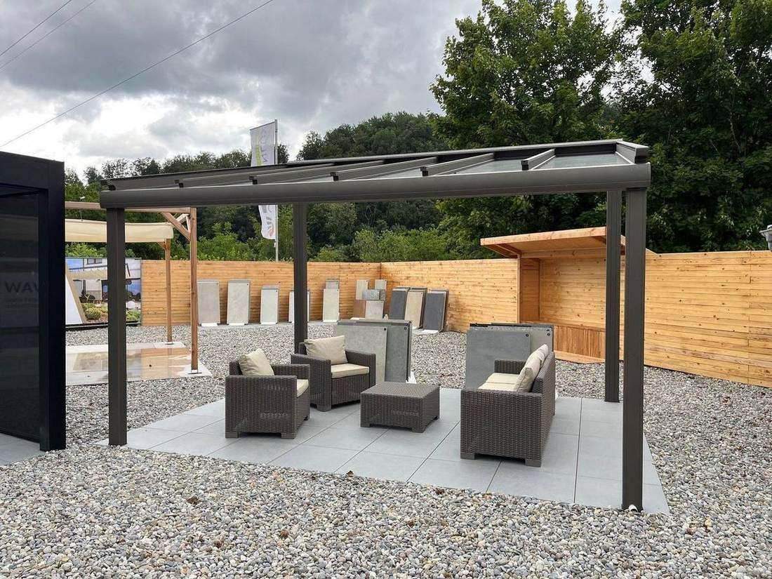 Alu Terrassendach Ausstellung mit Möbeln