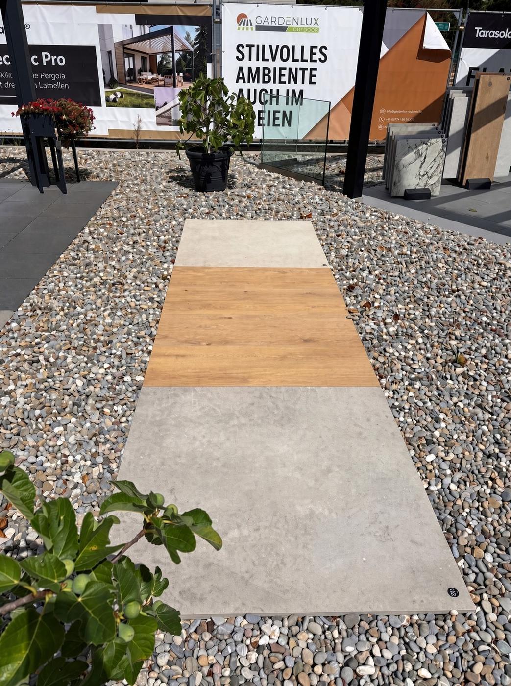 Terrassenbeläge Feinsteinzeug und Holzoptik – Musterflächen in der Ausstellung Waldshut-Tiengen