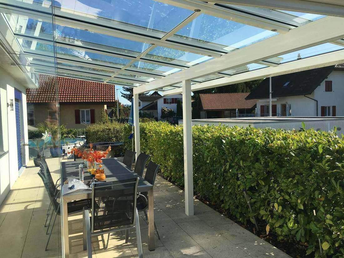 Terrasse mit Glasdach und Feuerschale – Kundenprojekt